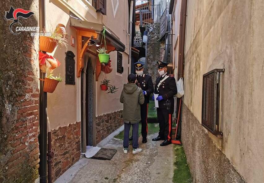 I Carabinieri reggini consegnano computer portatili ai bambini per lo studio a distanza