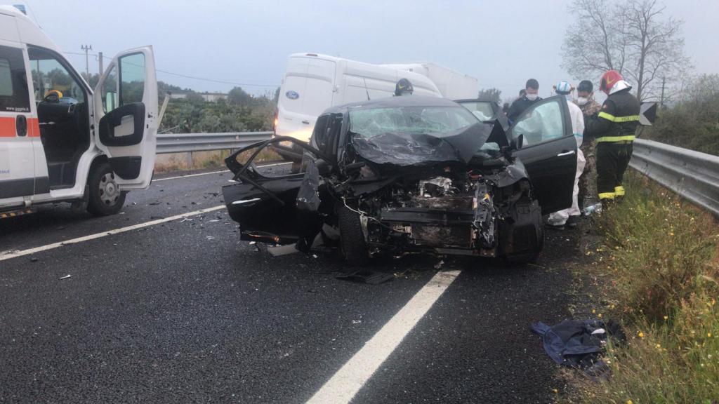 Terribile impatto frontale sulla Jonio-Tirreno. Schianto tra furgone e auto – FOTO