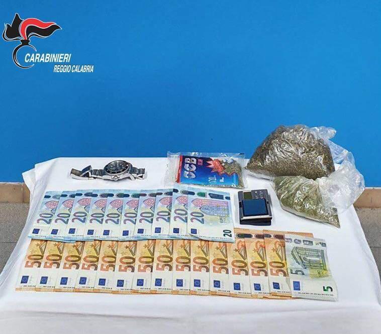 Reggio, tentano di disfarsi della droga gettandola nel bagno