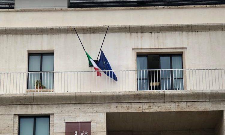 Reggio, al Museo bandiere a mezz’asta in ricordo delle vittime Covid-19
