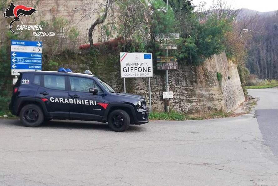Litigi in famiglia, 24enne arrestato: ha danneggiato un’auto a colpi d’arma da fuoco