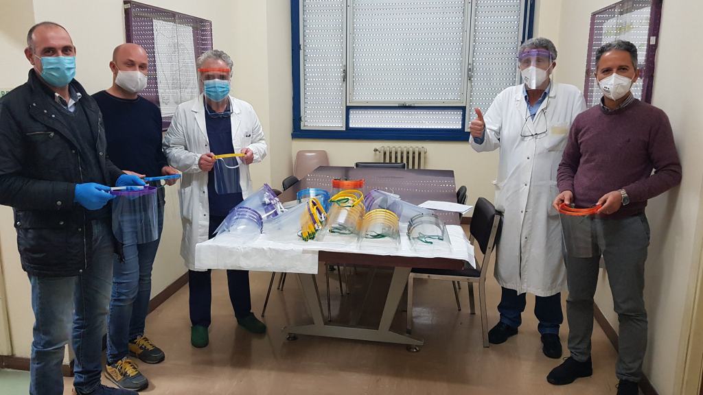 Reggio, producono maschere a visiera trasparente e le donano al personale sanitario – FOTO