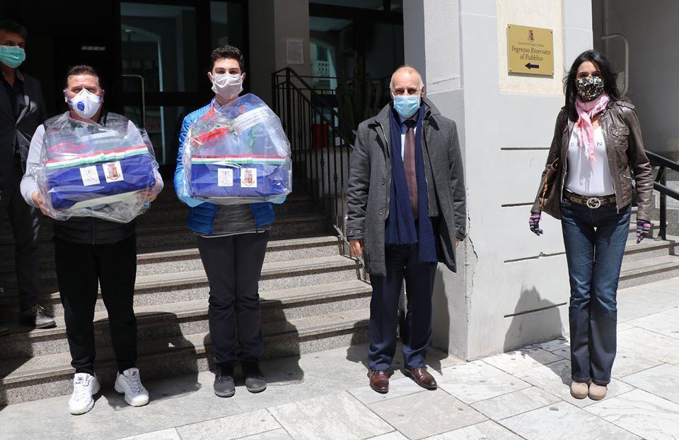 Studente reggino realizza DPI. Il liceo Vinci li dona alla Polizia di Stato – FOTO