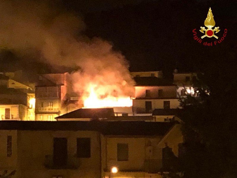 Scoppia un incendio in un sottotetto: l’intervento dei Vigili del Fuoco – FOTO