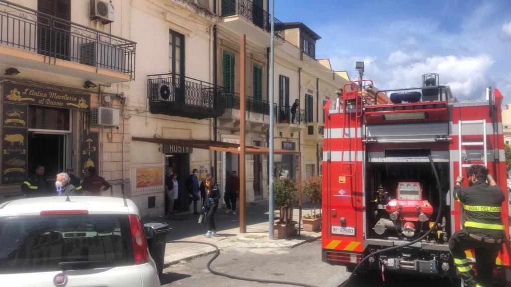 Reggio, incendio in centro: a fuoco una nota macelleria – FOTO