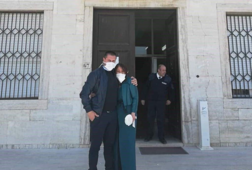 Calabria, matrimonio ai tempi del Covid-19: niente parenti e amici, il sindaco lancia il riso
