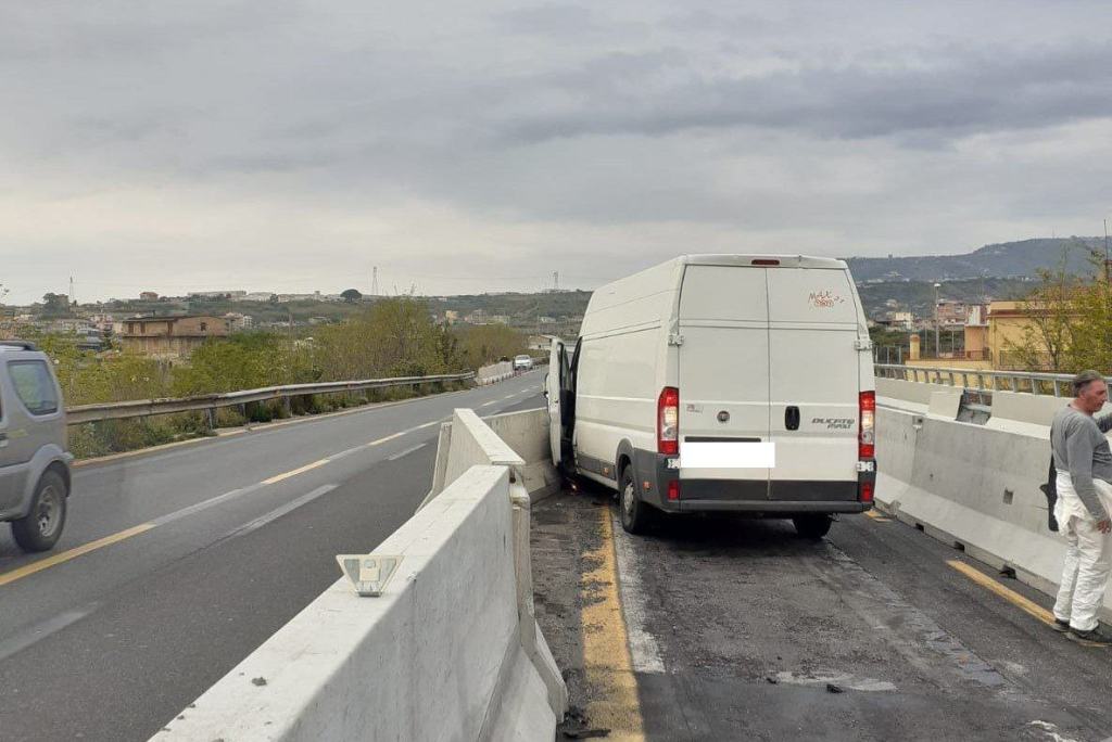 Reggio, incidente in A2. Furgone finisce fuori strada