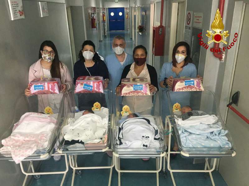 Calabria, i Vigili del Fuoco consegnano le colombe solidali UNICEF – FOTO