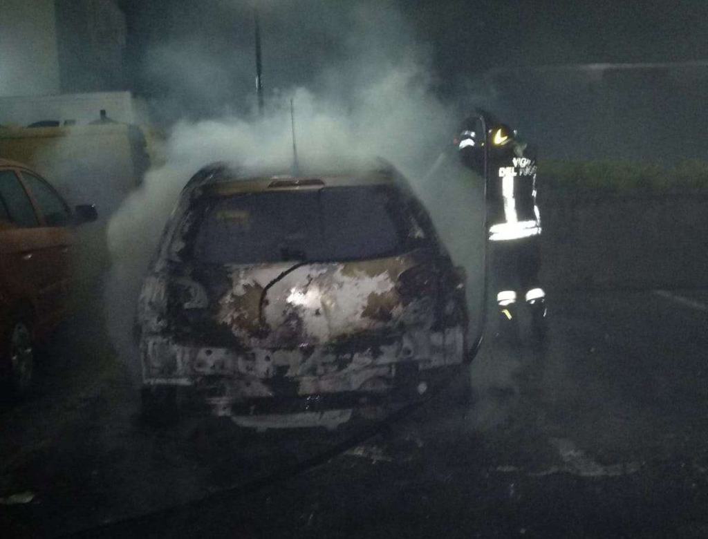 Vibo, incendiata l’auto di un parroco. Indagini in corso – FOTO