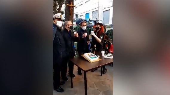 Sindaco e vigili in piazza festeggiano con torta e spumante: succede a Catanzaro – VIDEO