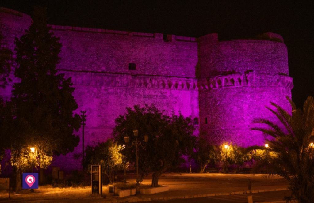 Il Castello Aragonese si illumina per la Giornata della Fibromialgia – FOTO
