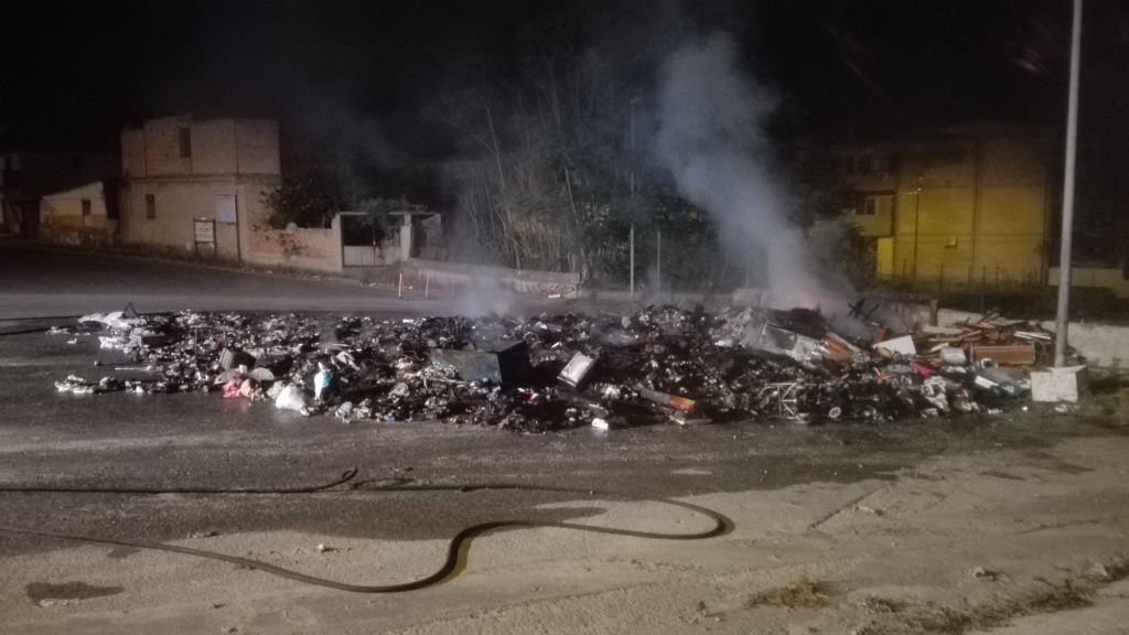 Emergenza rifiuti, Perrone e Rodà: ‘Gli incendi creano seri danni al servizio VVF’