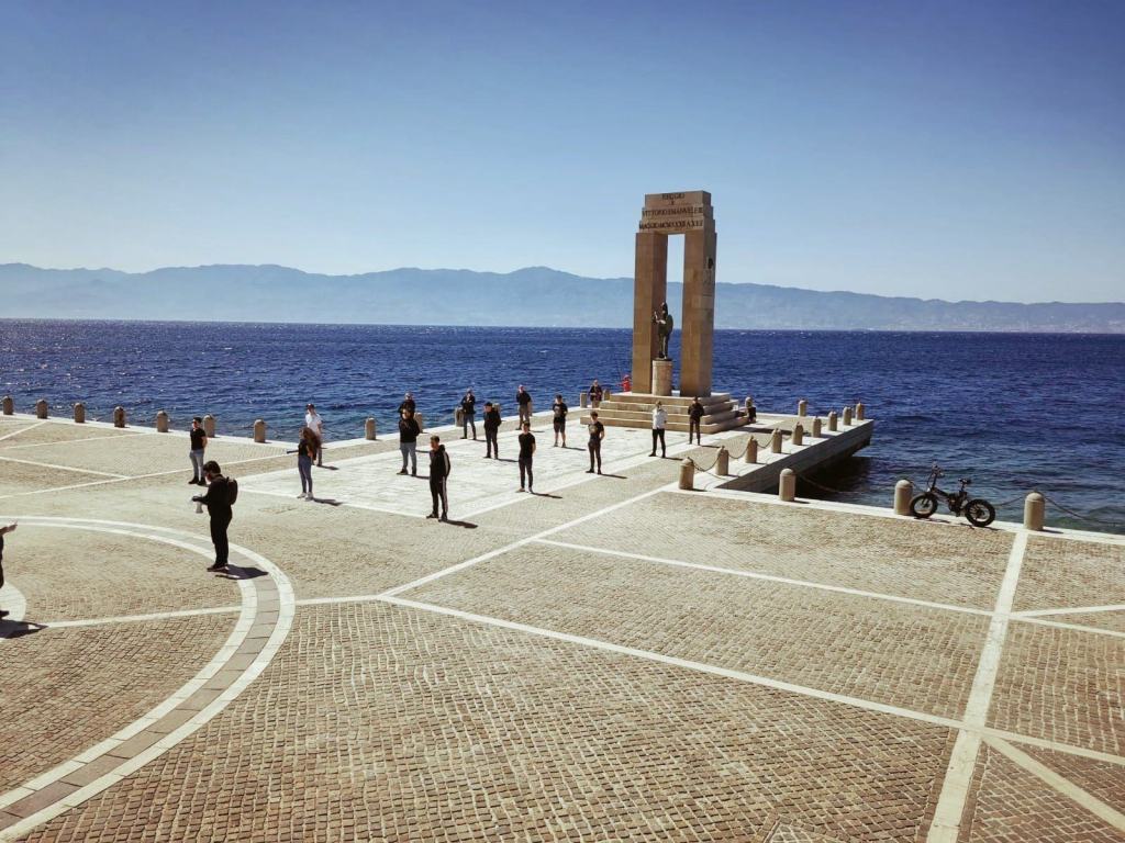 Reggio, le mascherine tricolori tornano in piazza: ‘La politica rischia di farci morire di fame’