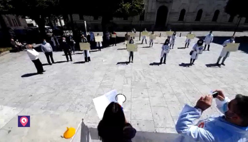 Reggio, protesta dei ‘camici grigi’. Falcomatà: ‘È tempo di riforma’