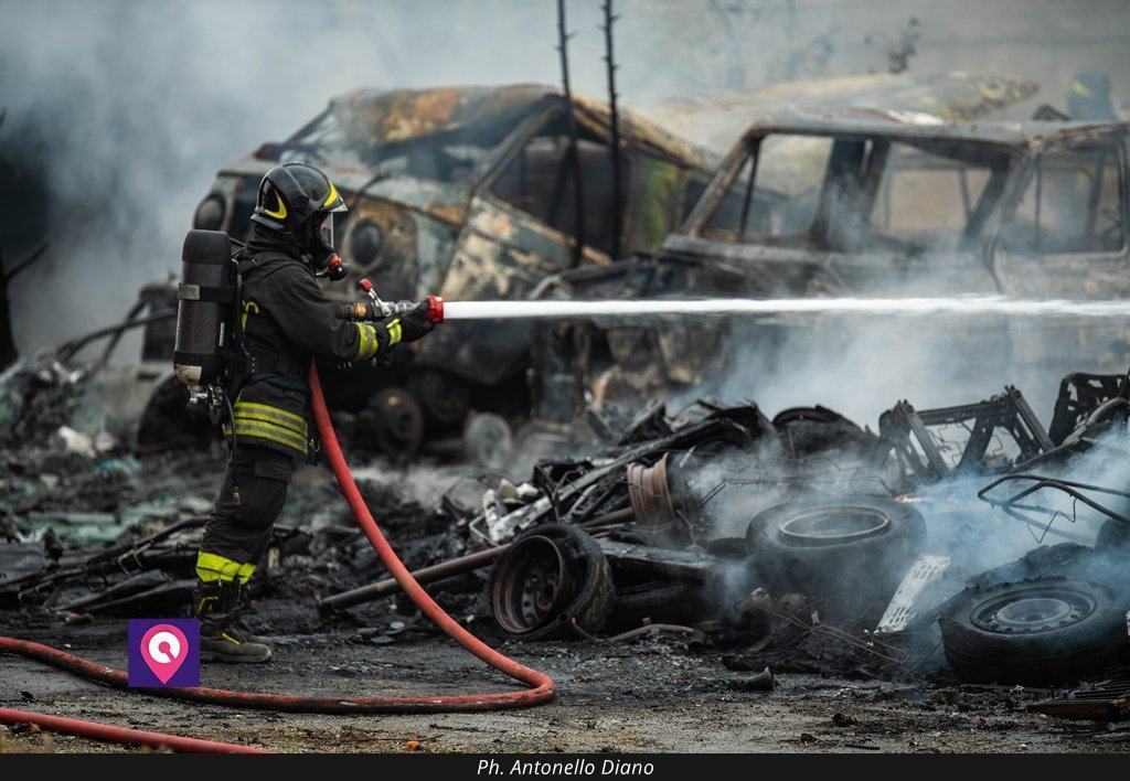 Modena, parco degli orrori: macchine e furgoni incendiati – FOTO