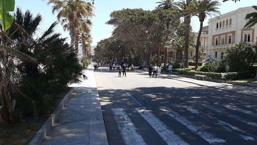 Fase 2 a Reggio, a passeggio sul Largomare – FOTO