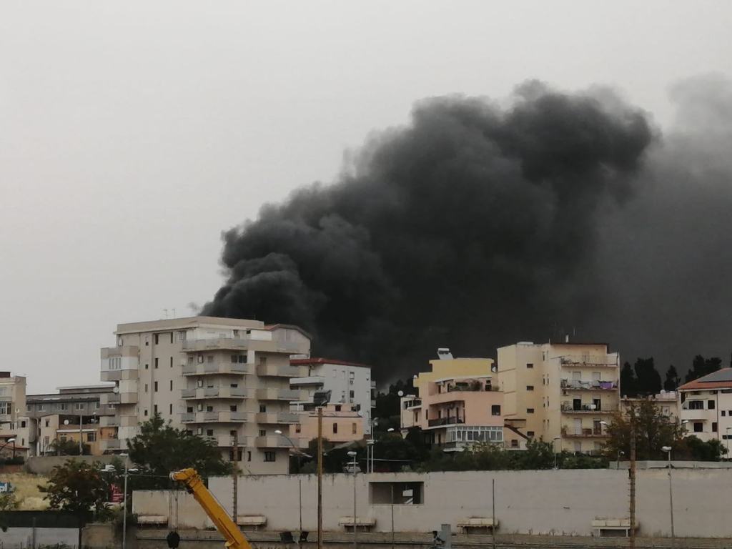 Reggio, grossa nube di fumo in zona sud – FOTO