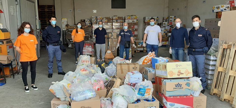 I poliziotti reggini donano beni di prima necessità al Banco Alimentare – FOTO