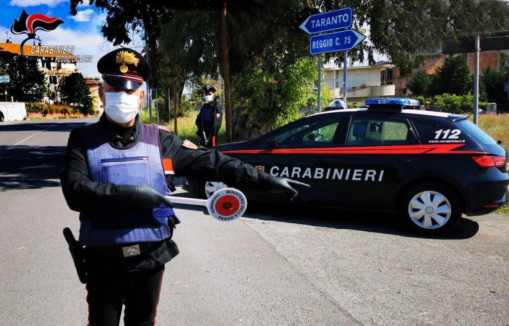 Non si ferma al posto di blocco: i Carabinieri lo inseguono e lo arrestano