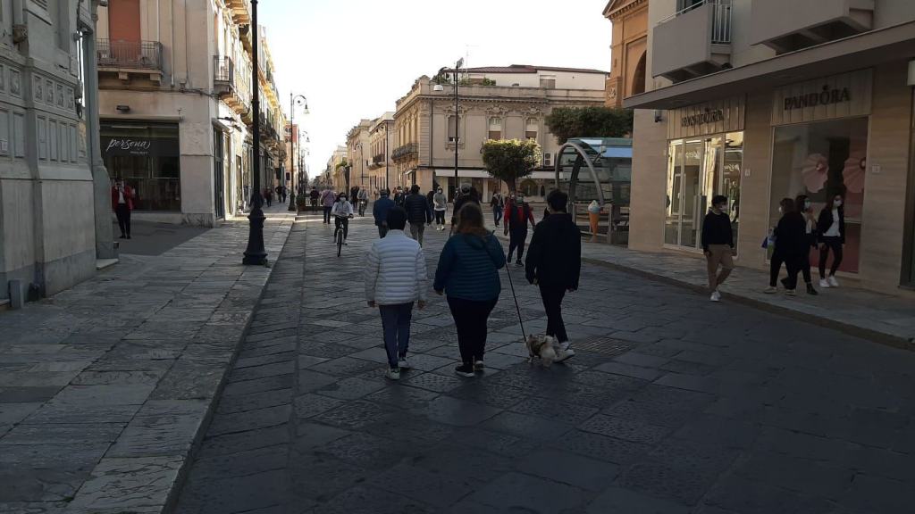 Reggio, così non va: troppe persone sul Corso Garibaldi – FOTO