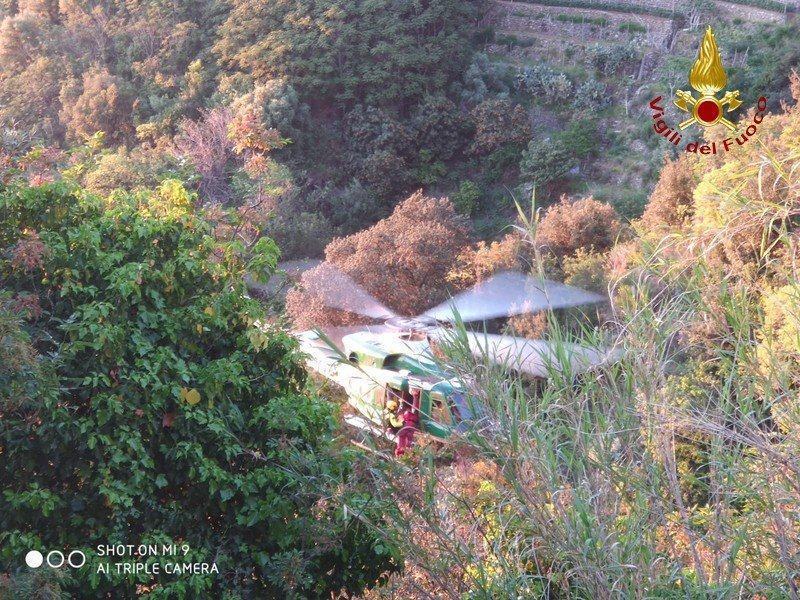 Cade in una scarpata nel reggino. Decisivo l’intervento dei Vigili del Fuoco – FOTO