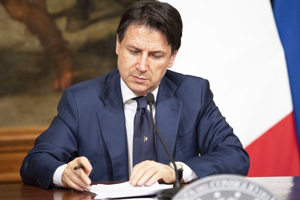 Conte firma il nuovo decreto. I dettagli nel corso della conferenza a Palazzo Chigi