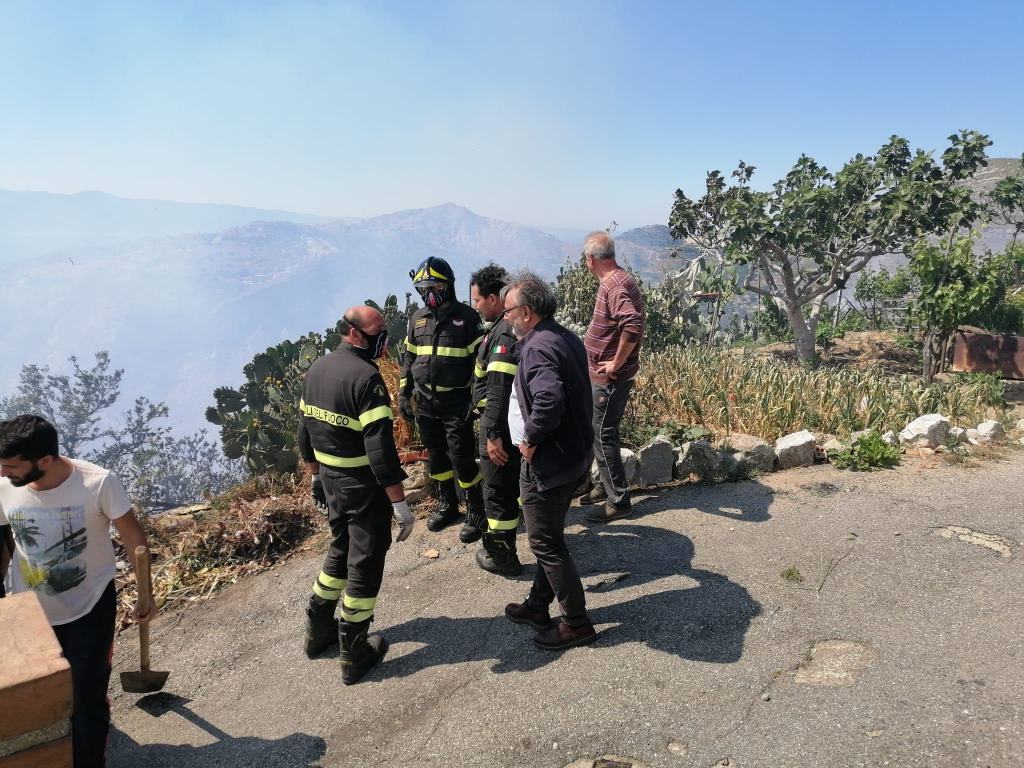 Motta San Giovanni, pericoloso incendio domato dai Vigili del Fuoco – FOTO