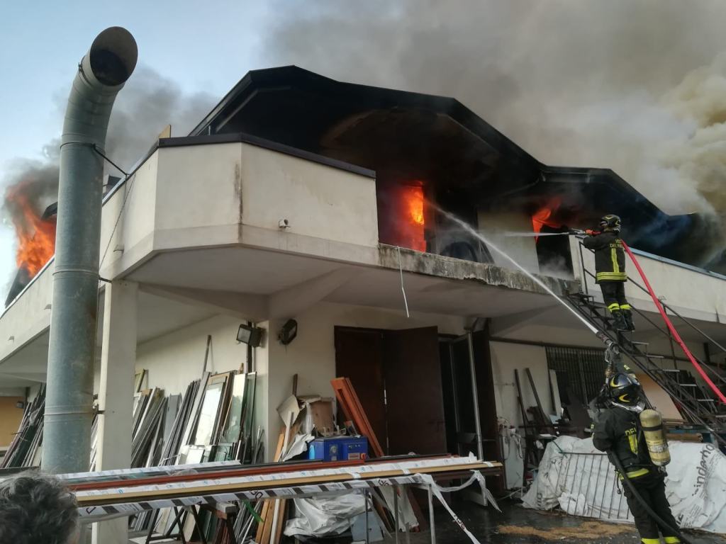 Incendio all’interno di una falegnameria in provincia di Reggio – FOTO