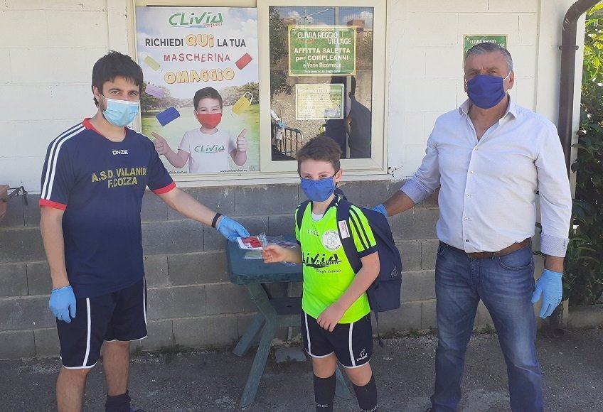 Clivia Profumi omaggia con centinaia di mascherine, i bambini della Scuola Calcio Cozza