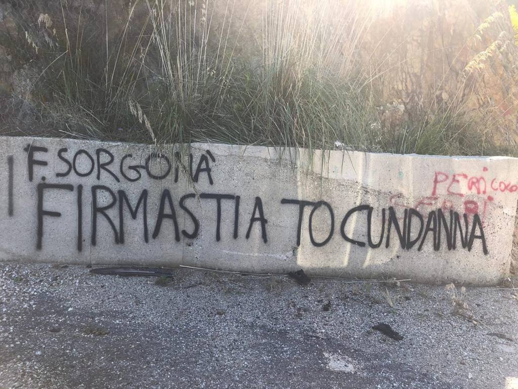 Grave minaccia a Filippo Sorgoná: il messaggio scritto su un muro