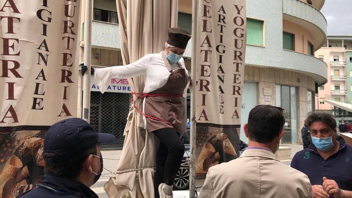 Calabria, titolare si incatena fuori dal suo bar: ‘Qui si muore più di fame che di Coronavirus’
