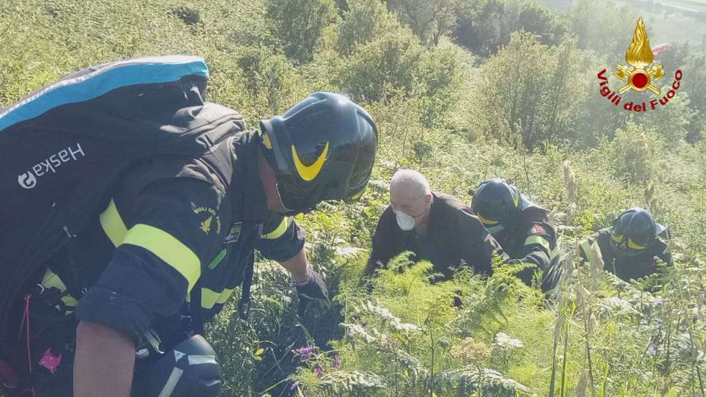 Calabria, cade durante il parapendio: il salvataggio dei Vigili del Fuoco – FOTO