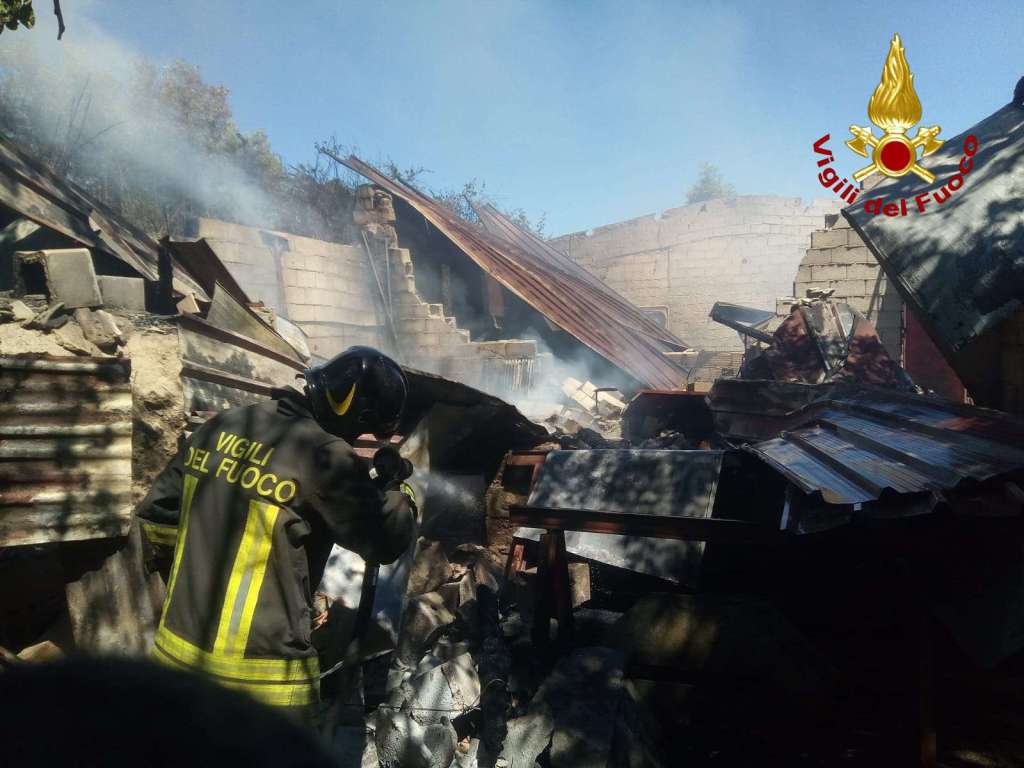 Incendio in un capannone agricolo: l’intervento dei Vigili del Fuoco – FOTO