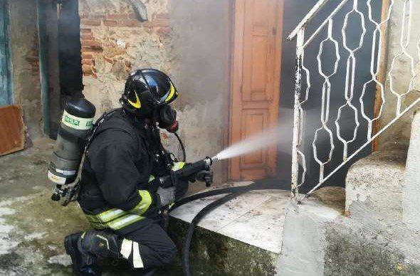 Calabria, incendio all’interno di un ’abitazione: l’intervento dei Vigili del Fuoco – FOTO