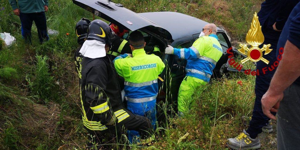 Coppia di anziani esce fuori strada con l’auto: il salvataggio dei Vigili del Fuoco – FOTO