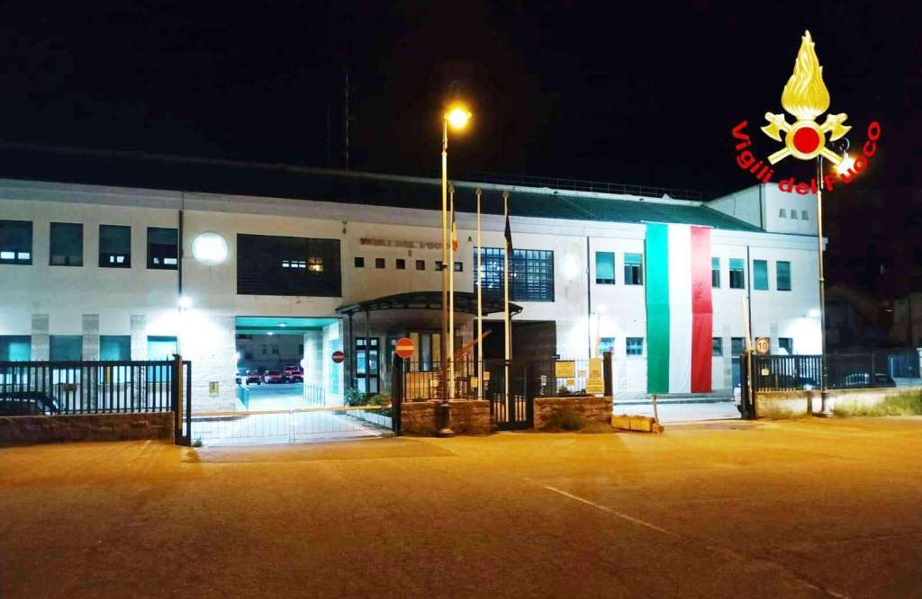 Festa della Repubblica, i Vigili del Fuoco espongono gigantesco tricolore – FOTO
