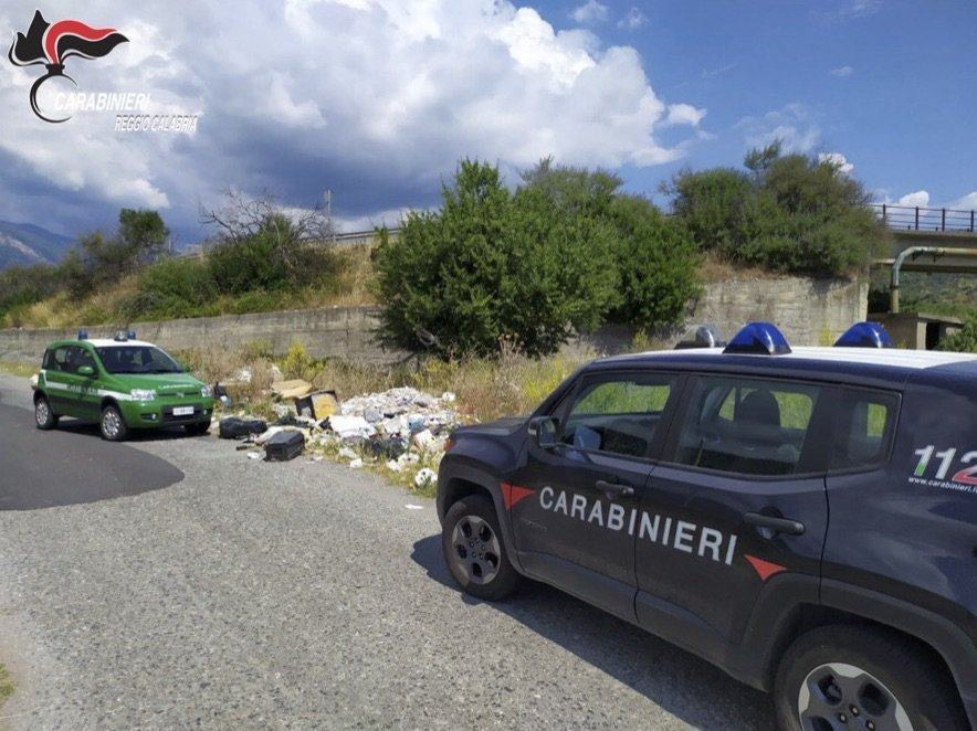 Distesa di rifiuti a Bianco, intervengono i Carabinieri