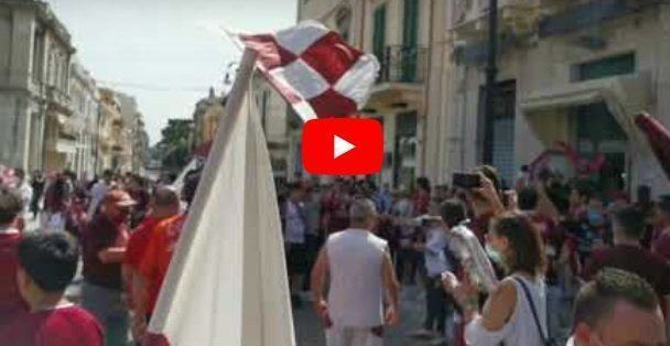 Reggina in Serie B, il popolo amaranto festeggia a piazza Duomo