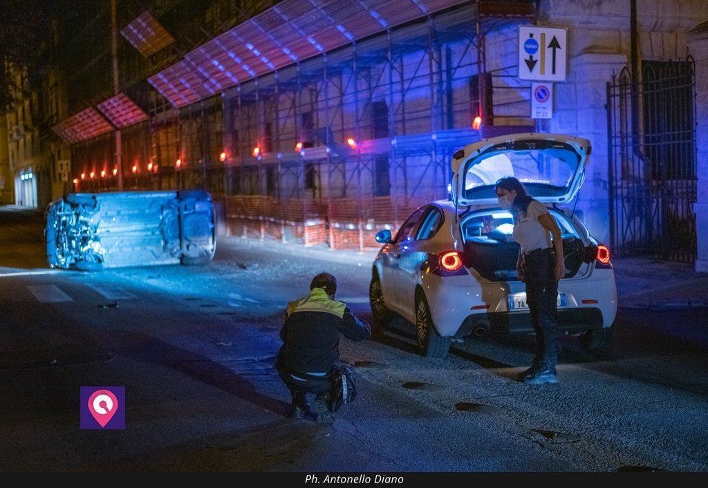 Reggio, carambola nel centro storico: giovane perde il controllo dell’auto e si ribalta – FOTO