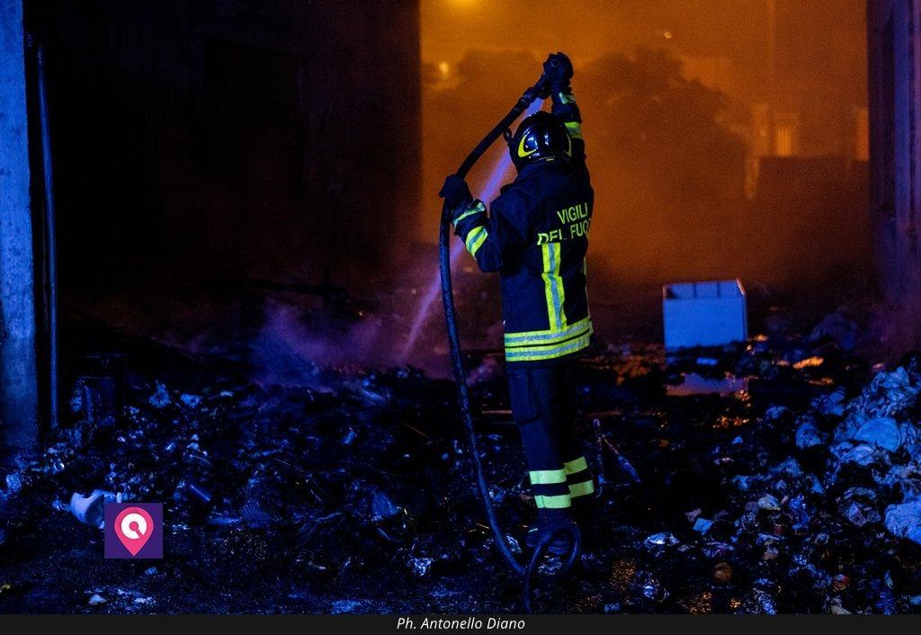 Reggio, incendio nella notte in pieno centro – FOTO