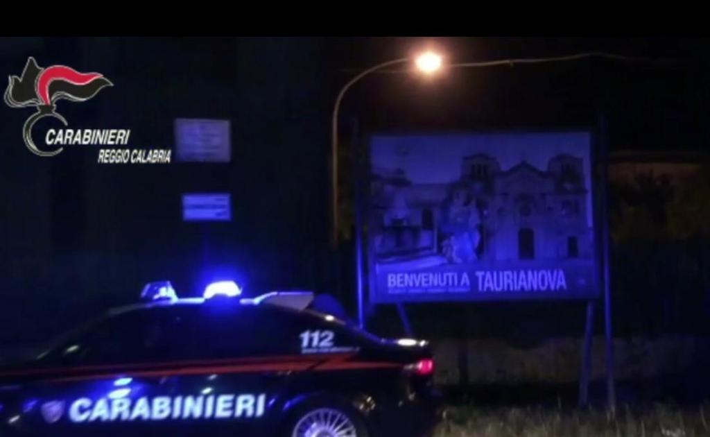 Tentato omicidio nella piazza del paese. Tre arresti nel reggino