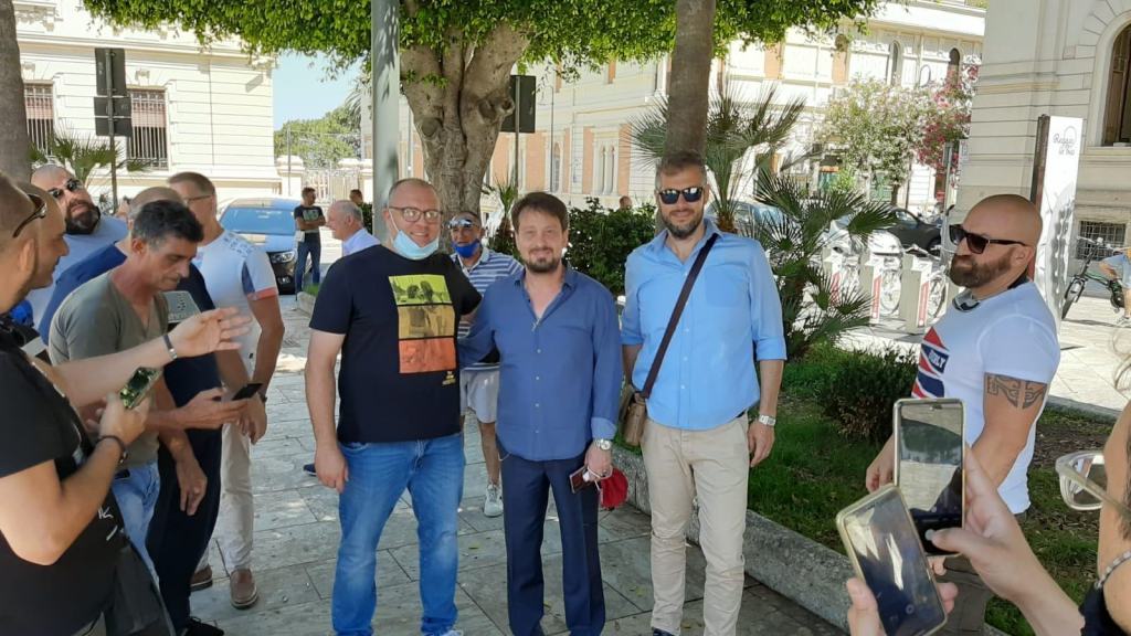 Protesta a piazza Italia, Luca Gallo incontra i dipendenti Avr – FOTO
