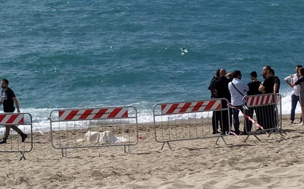 Cadavere in spiaggia in provincia di Reggio Calabria