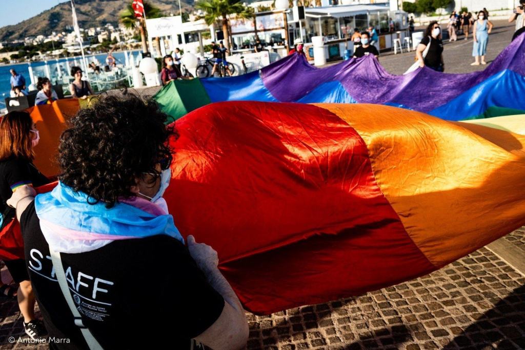 L’arcobaleno del Pride colora l’Arena dello Stretto – FOTO