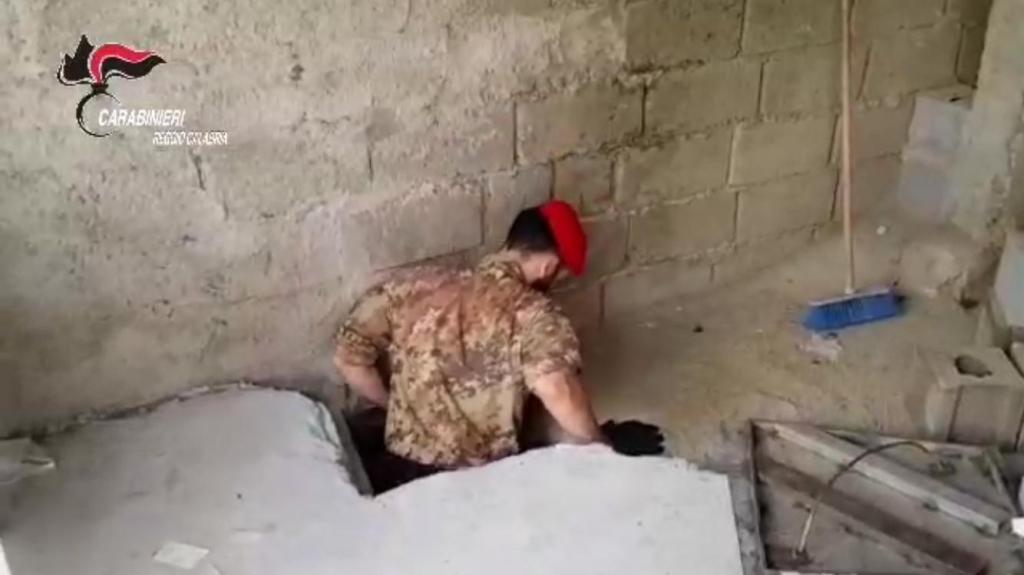 Costruiscono un bunker per la coltivazione di marijuana. Arrestati nel reggino padre e figlio