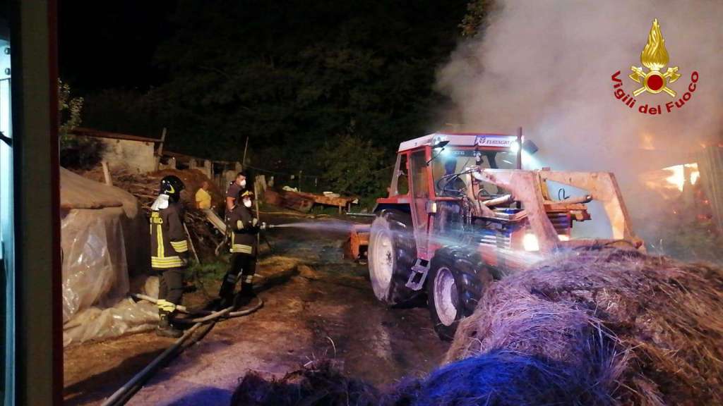 Calabria, a fuoco un deposito di fieno: intervento dei Vigili del Fuoco