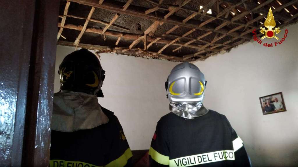 Vibo, crolla un controsoffitto: ferita una persona
