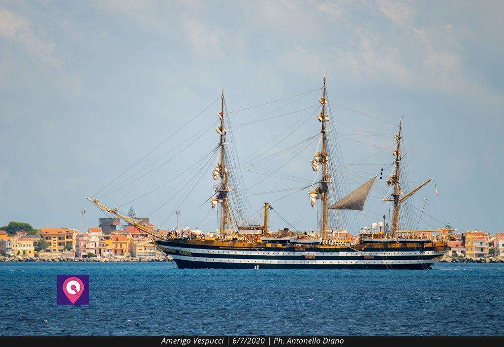 La ‘più bella nave del mondo’ incanta lo Stretto: il passaggio dell’Amerigo Vespucci – FOTO