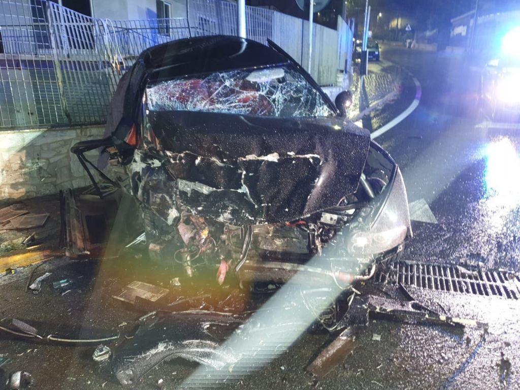Reggio, incidente sulla SS 106: auto va a sbattere contro un muro – FOTO