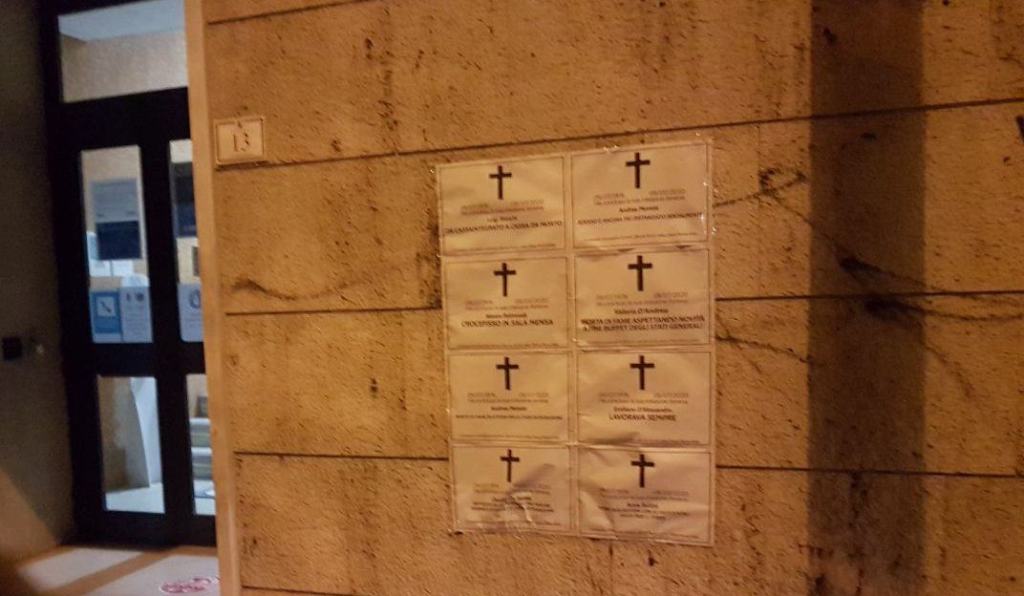 ‘Morti aspettando la cassa integrazione’: i manifesti di CasaPound alla sede dell’INPS – FOTO